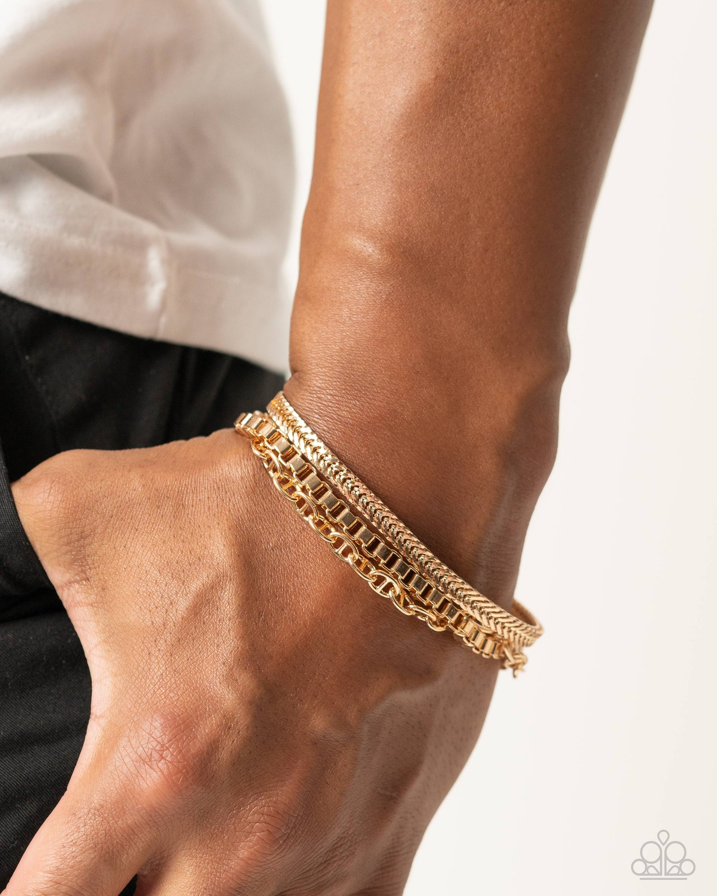 Chain Cabaret - Gold Urban Clasp Bracelet - Paparazzi Accessories