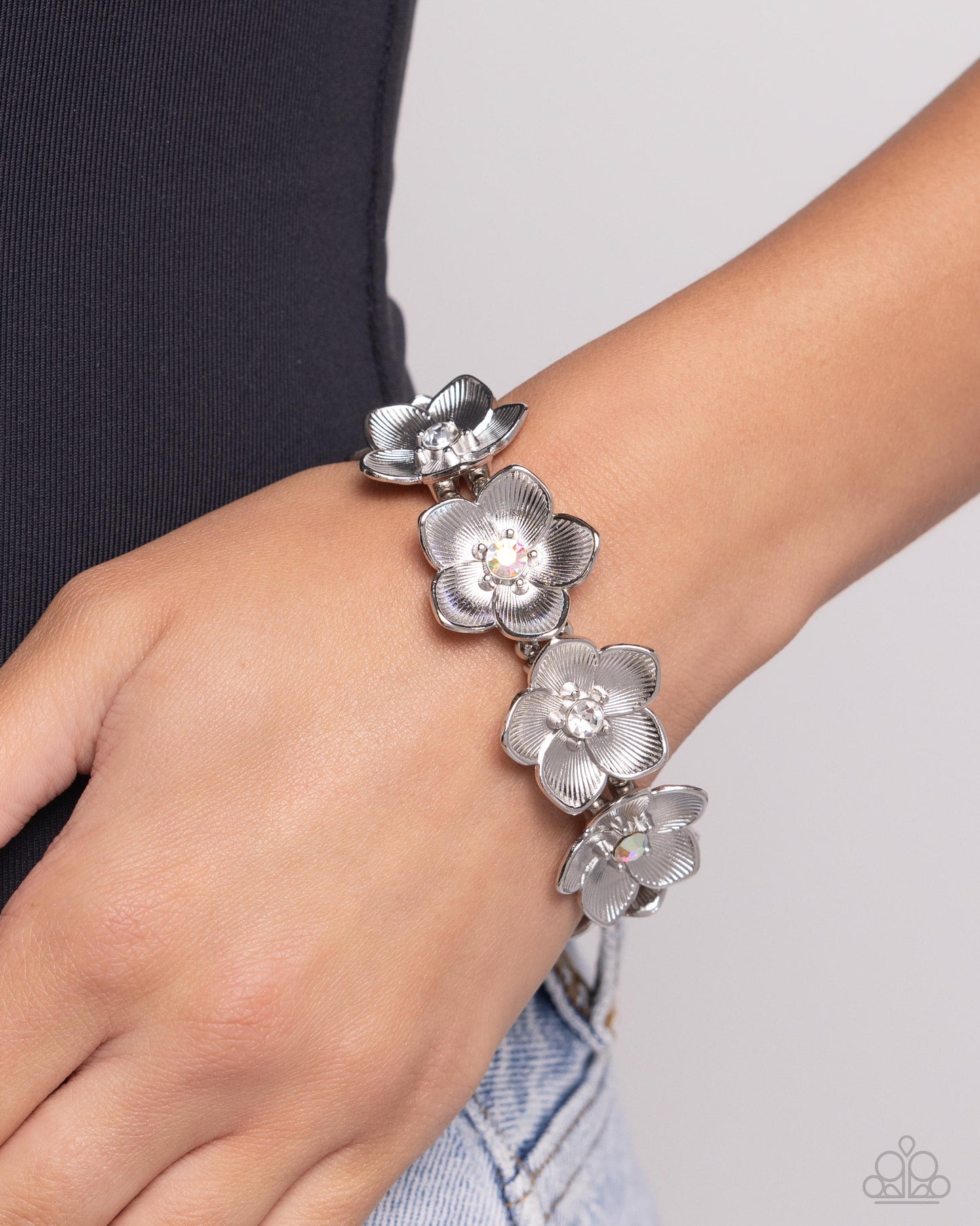 General Grandeur - White Flower Stretchy Bracelet - Paparazzi Accessories